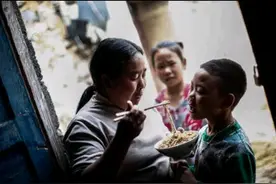 宝妈炖了一只鸡，5岁儿子吃鸡肉8岁女儿啃骨架，画面令人心疼图片