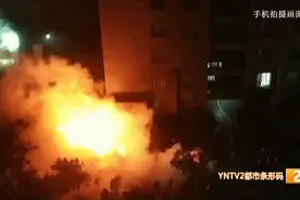 “电动车只剩下骨架！”清晨突发火情，浓烟滚滚，多辆电动车遭殃图片