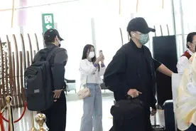 刘恺威魏大勋现身机场上演“世纪同框”，全程无交流，气氛尴尬图片