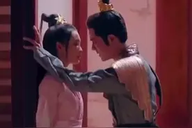 肖战李沁吻戏曝光，李沁表情惊恐肖战耳朵红了，一个月前刚传绯闻图片