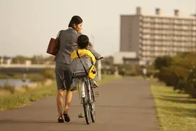 “妈妈，为什么别人开车，就你骑电动”这位妈妈的回答堪称教科书图片