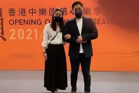 郭晶晶夫妇合体过中秋，穿黑裙挽老公做回小女人，天然的头骨抢镜图片