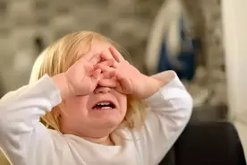 4岁男童误把502滴入眼睛，宝爸一个动作，挽救了孩子一生图片