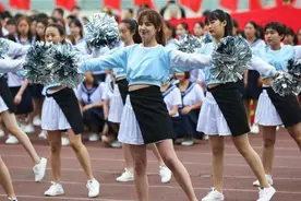 高校运动会上，女生黑丝短裙热舞惹争议，新生直呼不好意思看图片