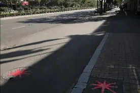 结婚办喜事狮子头挡住我见过，井盖也贴红纸？你们家乡也这样吗？图片