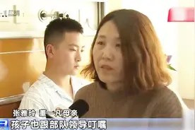 海军官兵勇救落水女孩，多名官兵受伤，被救家人送锦旗表谢意视频封面