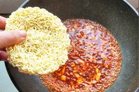 方便面的奥秘吃法，看着就有食欲，这样做的火鸡泡面，味道太棒了