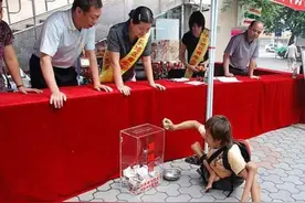 2008年，那个为灾区捐款185元的残障乞丐，后来过得好吗？图片