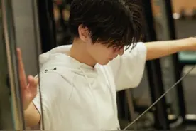 三小只晒健身照：王俊凯男友力爆棚，王源愈发成熟，千玺让人意外图片