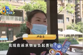母女骑车遭遇角铁，谁来背女儿上楼图片