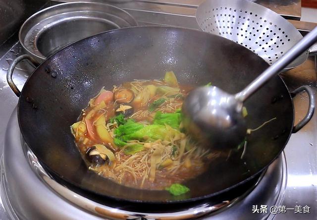 冒菜怎么做才好吃？原来诀窍这么简单，香辣过瘾，做一大锅不够吃