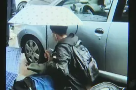 您的善举温暖长春！外卖小哥倒地不起 过路小伙雨中撑伞图片