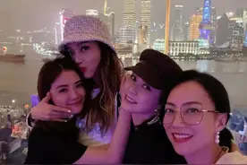 Twins和霍汶希为容祖儿庆生，四人搂抱太幸福，二十年友情令人羡图片