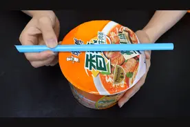 泡方便面的时候，在盖子上放一根吸管，解决了大家困扰的一个问题
