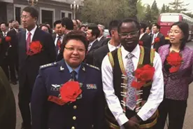 黑人迪亚拉：获中医博士学位，中国行医30年，娶四川老婆满口方言图片