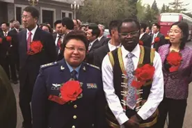 黑人迪亚拉：获中医博士学位，中国行医30年，娶四川老婆满口方言图片
