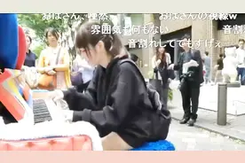 当日本小姐姐遇上街头钢琴，现场即兴演奏，瞬间弹幕爆炸！