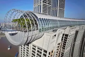 横向摩天大楼！重庆来福士广场地标性建筑——水晶连廊图片