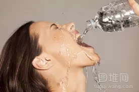 口干舌燥，不管喝多少水也不见效，这是口干症吗？图片