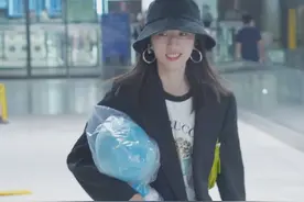 周雨彤真会穿，穿西服套装内搭T恤减龄时髦，结合黑色渔夫帽超美图片