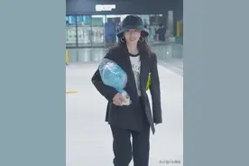 周雨彤真会穿，穿西服套装内搭T恤减龄时髦，结合黑色渔夫帽超美图片