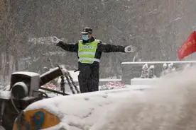 迎战暴雪！辽宁朝阳警方出动1700余名警力，全力确保群众出行安全路畅民安！图片