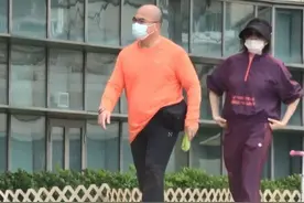 没有新恋情？关之琳与光头肥司机遛狗， 有说有笑气氛悠闲图片