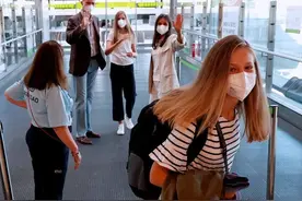 西班牙15岁长公主出国求学！一家机场送别，她背3个包变平民学生图片