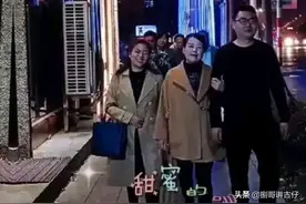 许妈挽起儿子手，姚爸抱住儿子腰，相亲相爱的一家人图片