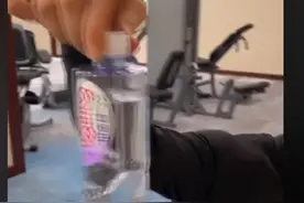 矿泉水抿一小口就扔！CBA球员怒批：“这是职业球员该干的事吗？”图片
