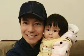 老来得女！56岁曾航生为两岁女儿拼命赚钱，风头曾一度盖过黎明图片