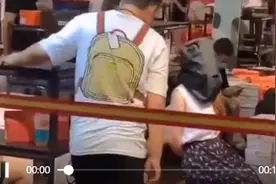 五角场一商场中庭卖假“匡威”，多人被警方带走  | 申晨间图片