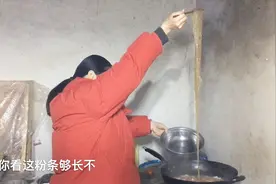 农村静静教大家煮纯红薯粉条，很多人都忽略的一步，怪不得易粘锅