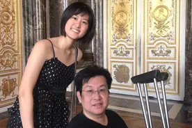 郑智化与家人庆60岁生日，妻子罕露面美貌出众，结婚22年甜蜜如初图片