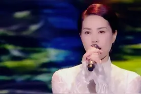 重看大湾区晚会，谢霆锋望着台上的王菲那一刻，港式浪漫破防了图片