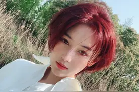 张馨予结婚堪比整容，面相变和善，染红发涂草莓色口红似少女图片