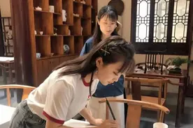 21岁林妙可晒休闲照，T恤配牛仔裤简约有少女感，脸蛋也变小了图片