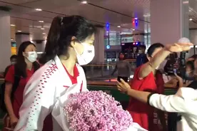 中国女排俩名将夺金后遭男友求婚，虽上场时间不多，但仍不可或缺图片
