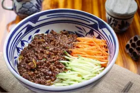 炸酱面，炸的是什么酱？记住3点，酱香浓郁，咸鲜不腻，味儿正宗图片
