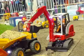 开模型挖机的老司机操作娴熟，两三斗就装满一车视频封面