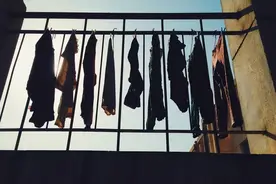 孩子的衣服别在阳台“过夜”，并非迷信，3个原因易伤害宝宝图片