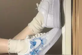小姐姐看完必入的AF1，毛绒绒质感也太可了吧图片