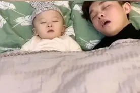 宝爸带娃睡觉鼾声如雷，萌娃被吵醒后，接下来的“反击”笑翻宝妈图片