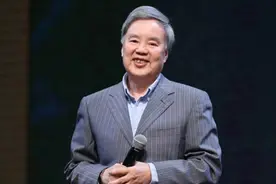 他是语文课本总主编，一番讲话引发恐慌，家长：放过孩子吧图片