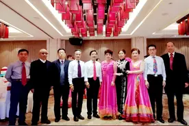 为庆祝建团16周年，全体男团员铿锵有力唱起军歌《打靶归来》图片