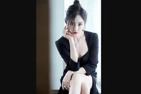 内地女演员杨幂，传出新欢小鲜肉周柯宇用头磨蹭杨幂的胸部图片