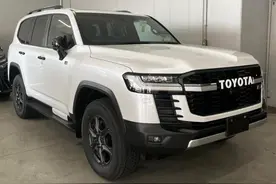 全新丰田陆巡GR SPORT版实拍，搭载3.5T+10AT动力组合，外观更运动图片