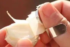今天才知道，大蒜上有一个机关，轻轻一按蒜皮马上脱落，简单实用图片