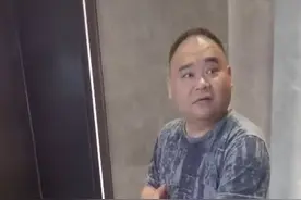 德云社侯震被偶遇，粉丝热情打招呼对方全程无视，被批太没礼貌图片