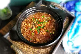 这道菜色泽诱人、鲜辣入味，爽滑劲道，冬天用砂锅来做吃的更暖和图片